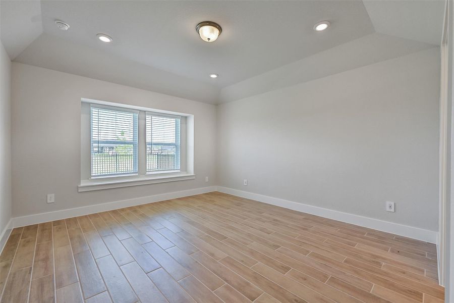 Spacious, unfurnished interior of a new home in Laurel Landing, Alvin (Image 27).