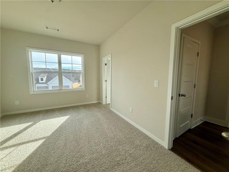 Spacious, unfurnished interior of a new home in Ponderosa Farms Manor, Gainesville (Image 36).