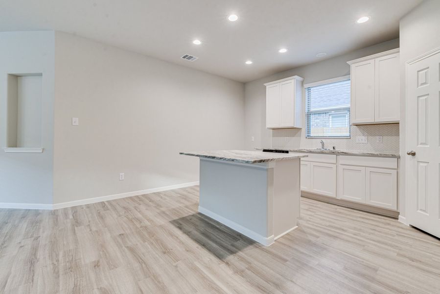Representative furnished interior of a home built from the Floor Plan 1784 by Colina Homes in Tidwell Lakes, Houston (Image 12).