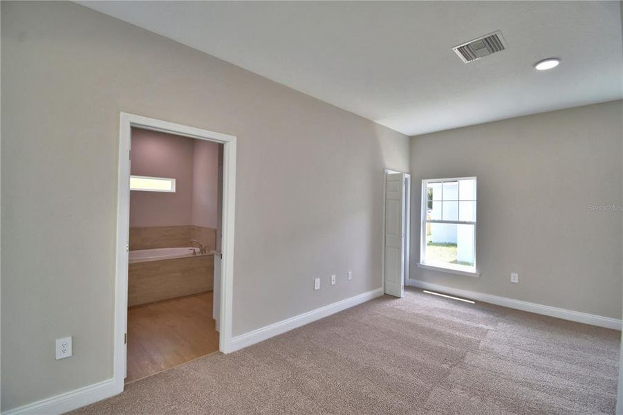 Spacious, unfurnished interior of a new home in , Winter Haven (Image 31).