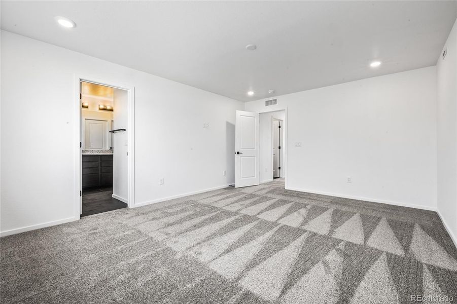 Spacious, unfurnished interior of a new home in Harvest Crossing, Aurora (Image 16). Spacious, unfurnished interior of a new home in Harvest Crossing, Aurora (Image 16).