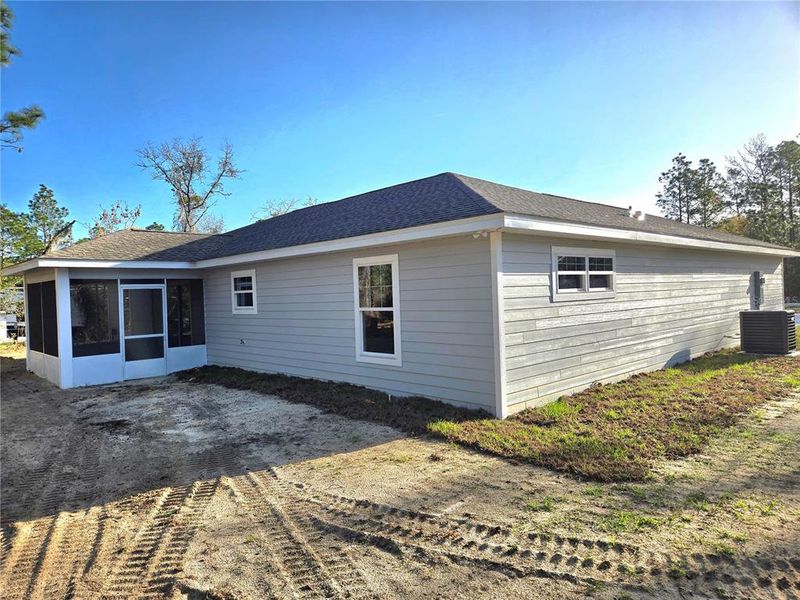 Exterior details and patio area of a home in , Dunnellon (Image 13).