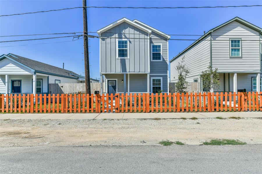 Exterior details and patio area of a home in , Houston (Image 18).