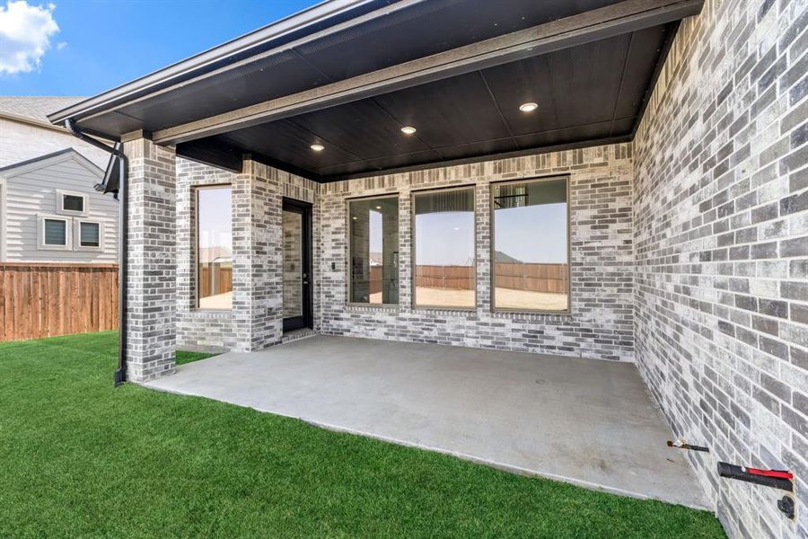 Exterior details and patio area of a home in Sandbrock Ranch, Aubrey (Image 25).