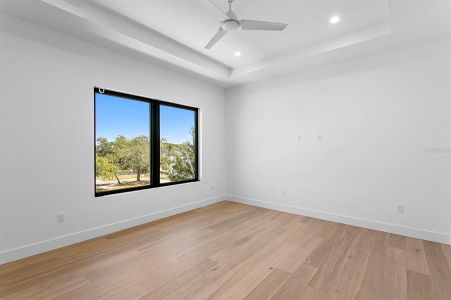 Spacious, unfurnished interior of a new home in , Tampa (Image 24).