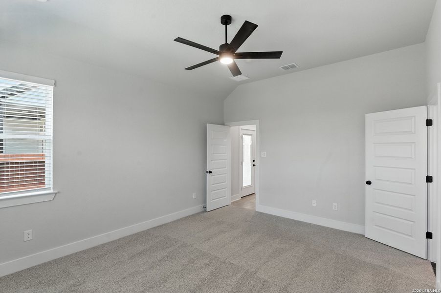 Spacious, unfurnished interior of a new home in Stillwater Ranch, San Antonio (Image 16).