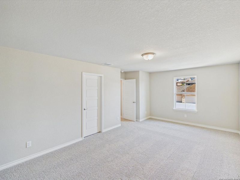 Spacious, unfurnished interior of a new home in Ladera, San Antonio (Image 20).