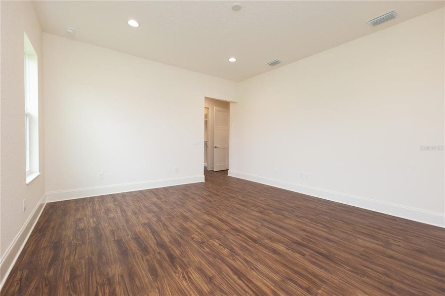 Spacious, unfurnished interior of a new home in , Oxford (Image 21).