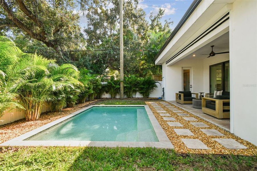 Exterior details and patio area of a home in , Tampa (Image 4).
