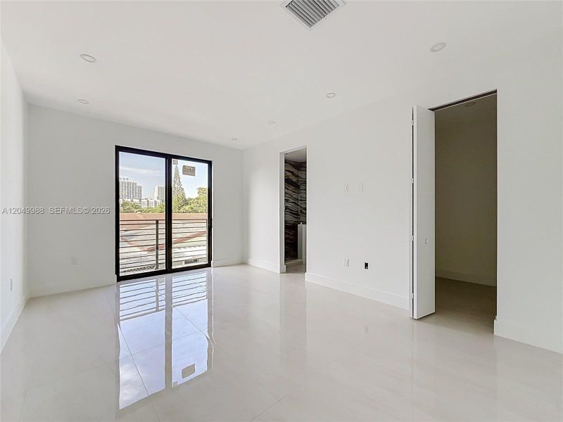 Spacious, unfurnished interior of a new home in , Miami (Image 17).