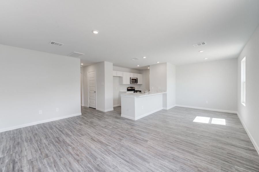 Spacious, unfurnished interior of a new home in Park Central, Mineola (Image 17).
