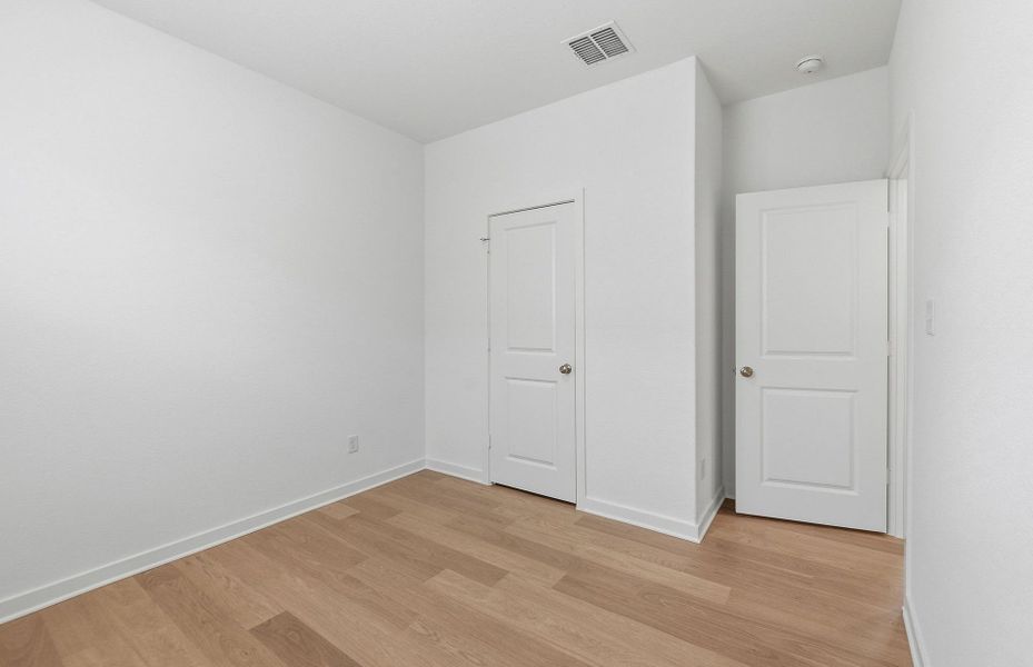 Spacious, unfurnished interior of a new home in Sunfield, Buda (Image 27).