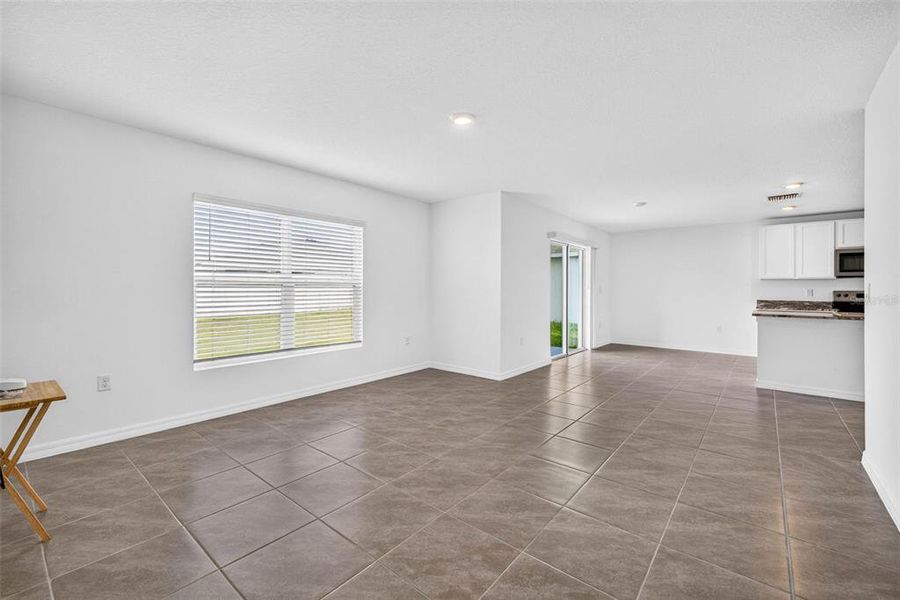 Spacious, unfurnished interior of a new home in , Tampa (Image 37).