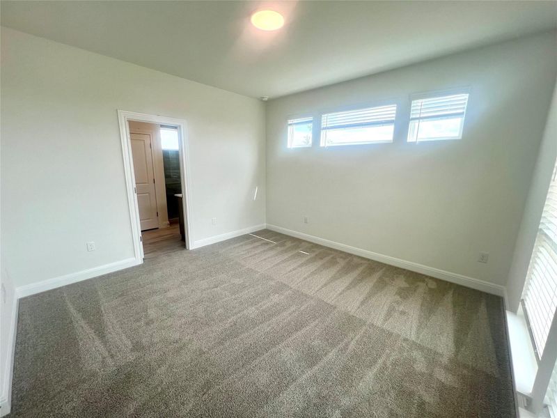 Spacious, unfurnished interior of a new home in Porter Country, Buda (Image 7).