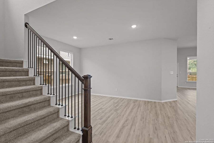 Spacious, unfurnished interior of a new home in Sunflower Ridge, New Braunfels (Image 19).