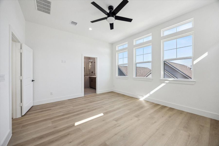 Spacious, unfurnished interior of a new home in Thornton Oaks, Houston (Image 25). Spacious, unfurnished interior of a new home in Thornton Oaks, Houston (Image 25).