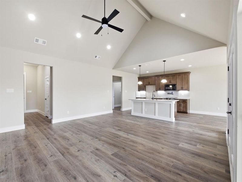 Spacious, unfurnished interior of a new home in , Grand Prairie (Image 21).