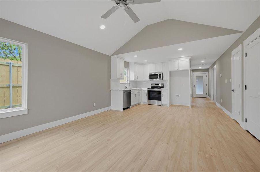 Spacious, unfurnished interior of a new home in , Sherman (Image 12).