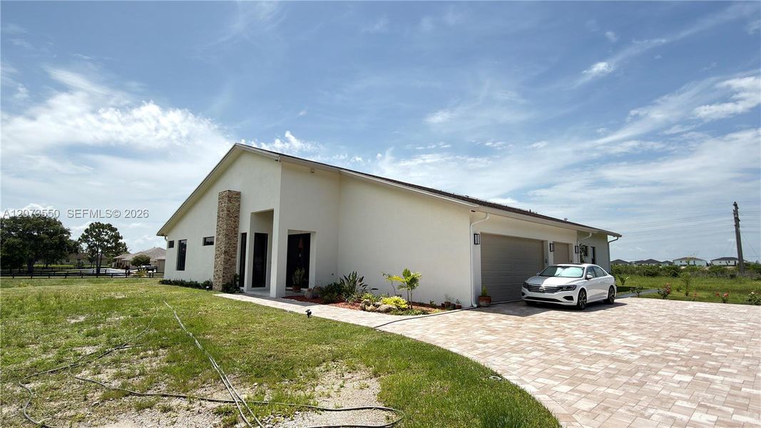 Exterior details and patio area of a home in , Loxahatchee (Image 24).