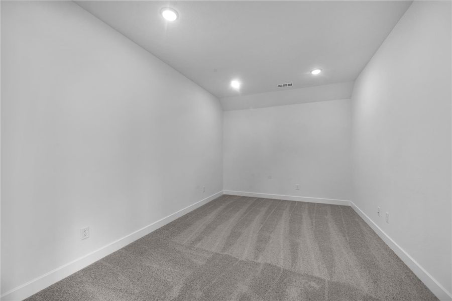 Spacious, unfurnished interior of a new home in Sienna, Missouri City (Image 24).