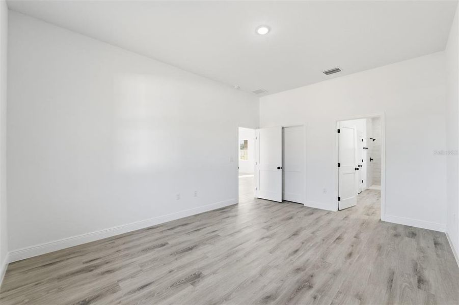 Spacious, unfurnished interior of a new home in , Ocala (Image 24).