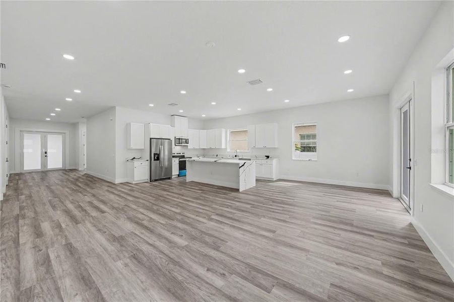 Spacious, unfurnished interior of a new home in , St. Petersburg (Image 35).