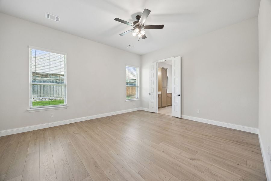 Spacious, unfurnished interior of a new home in Mayfield Farms, Arlington (Image 24).