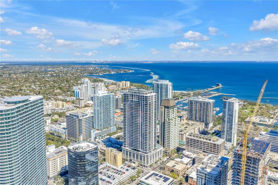 Condo located in St. Petersburg, FL showcasing its design and architecture (Image 29).