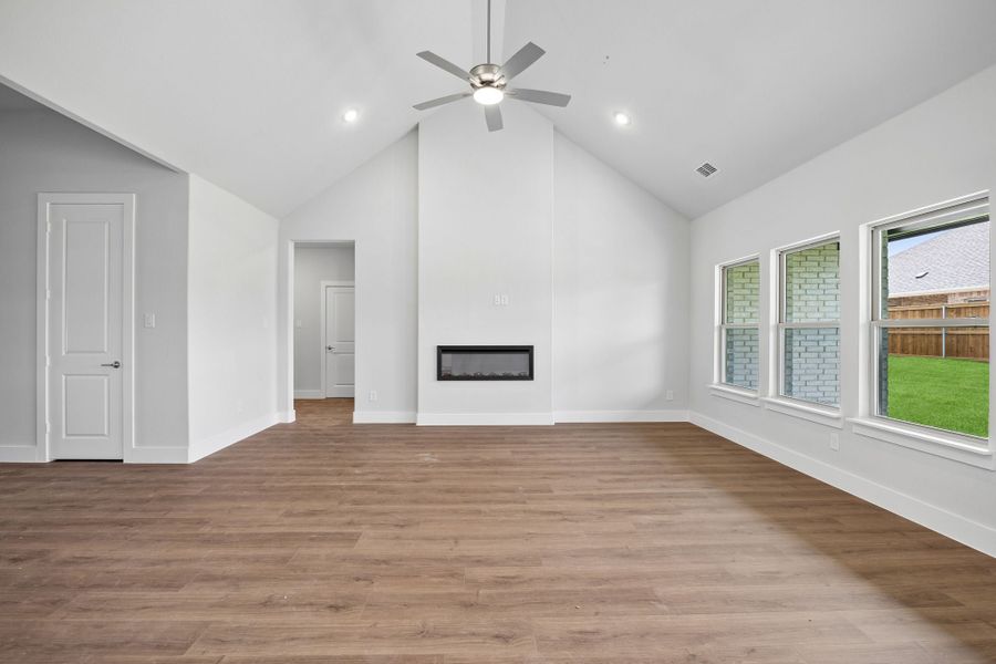 Spacious, unfurnished interior of a new home in Dove Hollow, Waxahachie (Image 16). Spacious, unfurnished interior of a new home in Dove Hollow, Waxahachie (Image 16).
