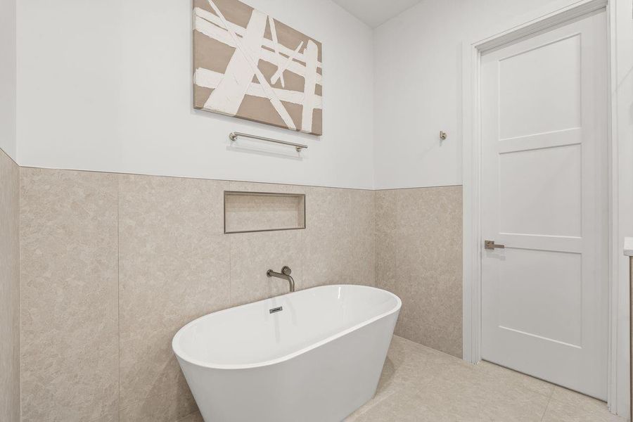 Here, sculptural forms and warm natural tones create a sense of visual calm. Thoughtful material selections and clean detailing allow texture, proportion, and materiality to take center stage, resulting in a space that feels both refined and enduring.