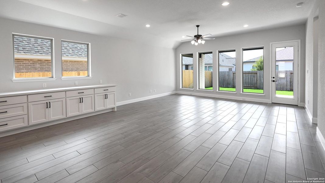 Spacious, unfurnished interior of a new home in Meadows Of Mill Creek 50', Seguin (Image 20).