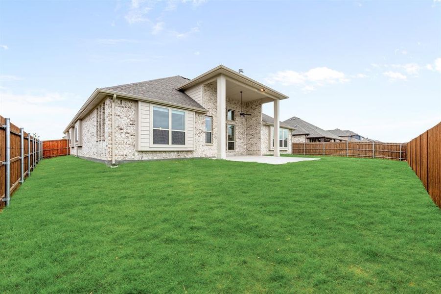 Exterior details and patio area of a home in Hayes Crossing, Midlothian (Image 25).