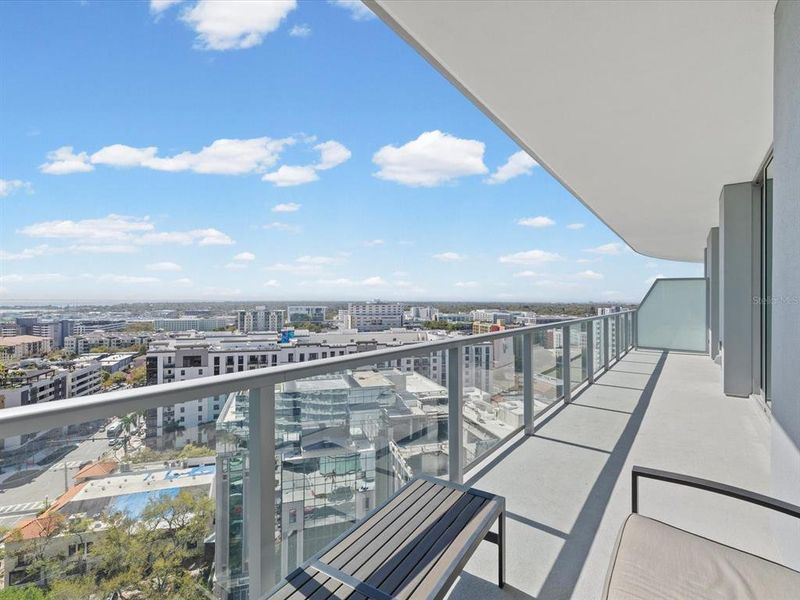 Condo located in St. Petersburg, FL showcasing its design and architecture (Image 25).