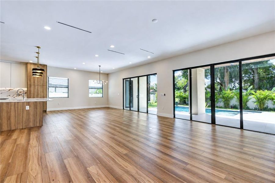 Spacious, unfurnished interior of a new home in , Tampa (Image 64).