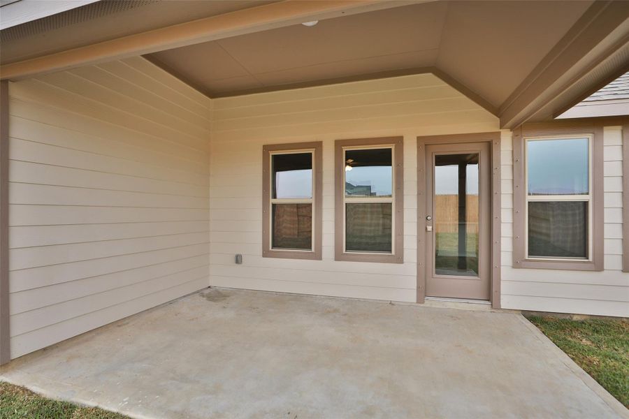 Exterior details and patio area of a home in Aldeana, Bonney (Image 24).