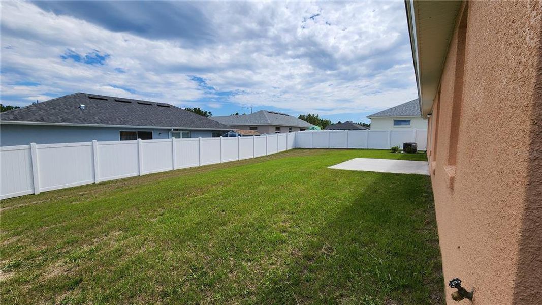 Exterior details and patio area of a home in , Dunnellon (Image 17).
