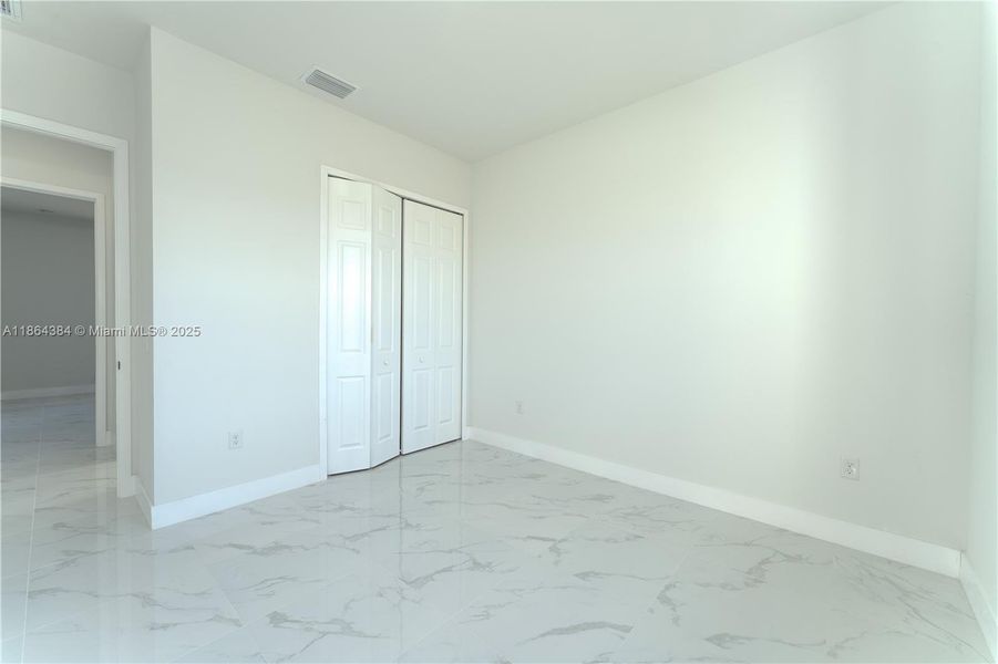 Spacious, unfurnished interior of a new home in , Cape Coral (Image 13).