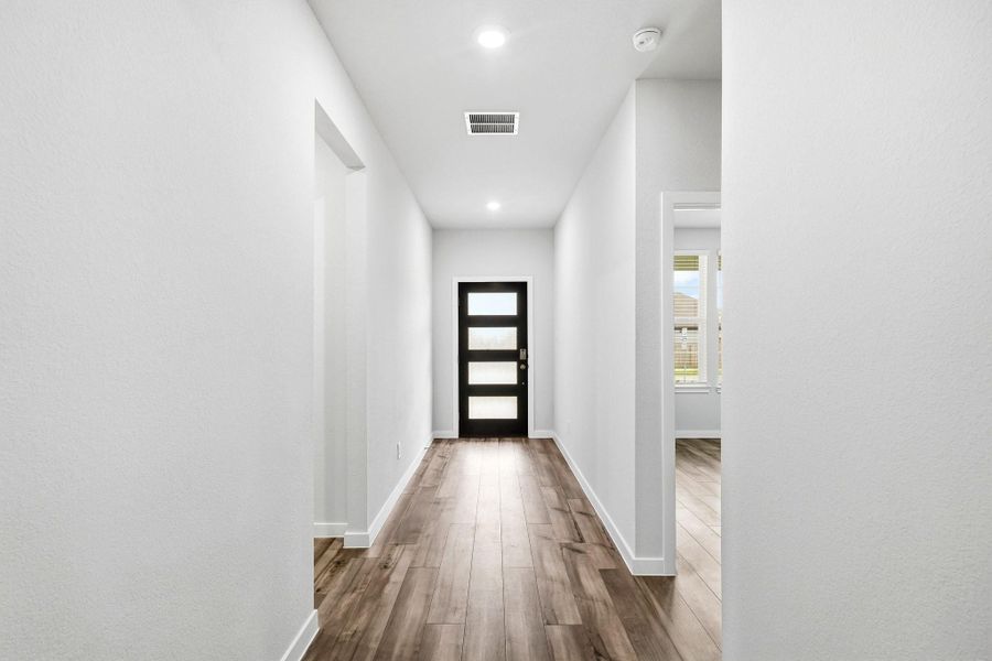 Spacious, unfurnished interior of a new home in Country Creek, Mont Belvieu (Image 19).