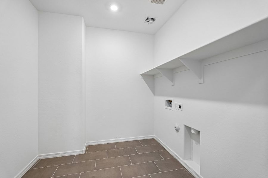 Spacious, unfurnished interior of a new home in Hawes Crossing, Mesa (Image 39).