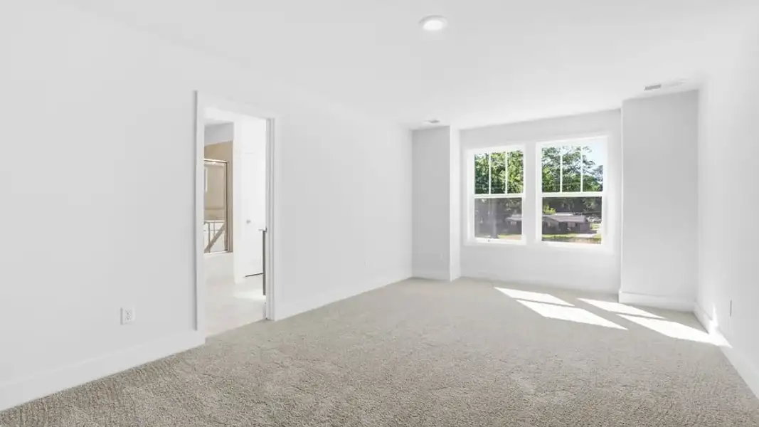 Representative unfurnished interior of a home built from the Lansing by D.R. Horton in Ashmore Hills, Mauldin (Image 27).