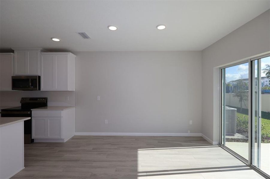 Spacious, unfurnished interior of a new home in Tyson Ranch, Orlando (Image 10).