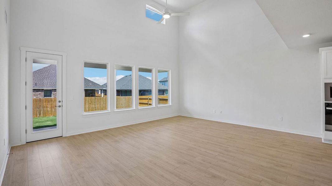 Spacious, unfurnished interior of a new home in Rosenbusch Ranch, Leander (Image 20).
