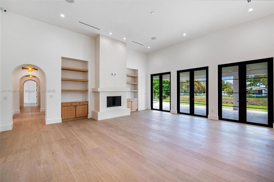 Spacious, unfurnished interior of a new home in , Pinecrest (Image 24).