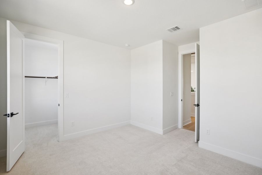 Spacious, unfurnished interior of a new home in Foxfield, Austin (Image 38).