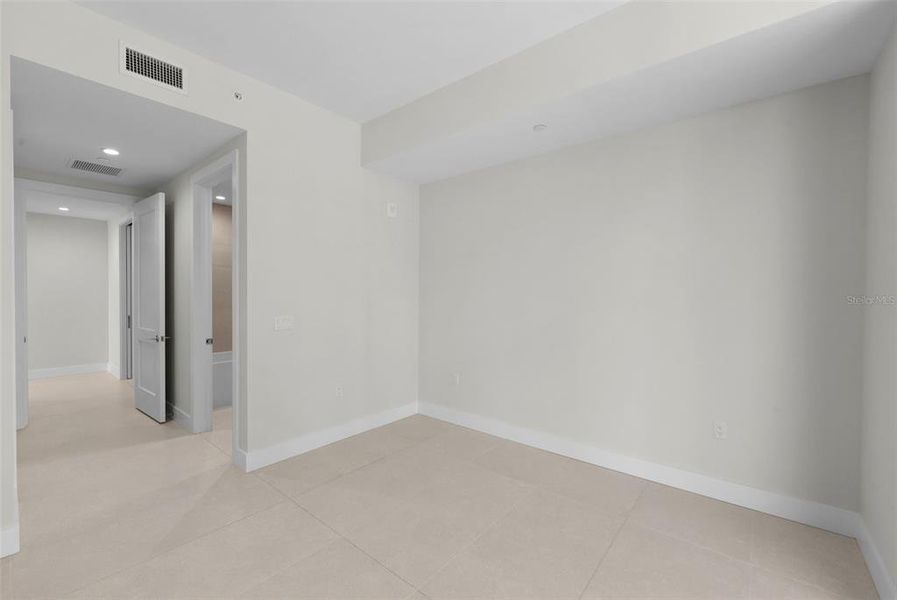 Spacious, unfurnished interior of a new home in , St. Petersburg (Image 27).