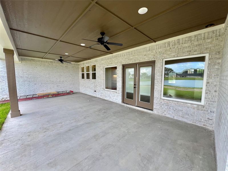 Exterior details and patio area of a home in , Angleton (Image 19).