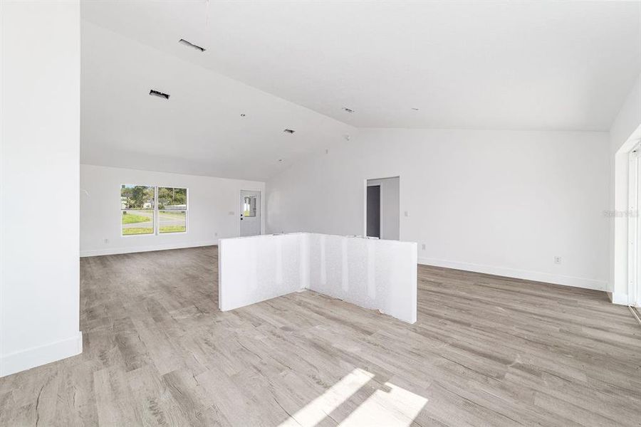 Spacious, unfurnished interior of a new home in , Ocala (Image 6).