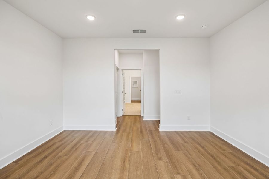 Spacious, unfurnished interior of a new home in Del Webb Barton Village, Lebanon (Image 46).