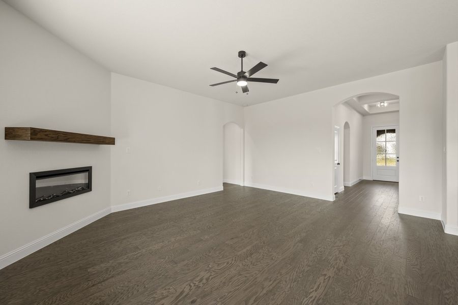 Spacious, unfurnished interior of a new home in Myrtle Creek, Waxahachie (Image 16).