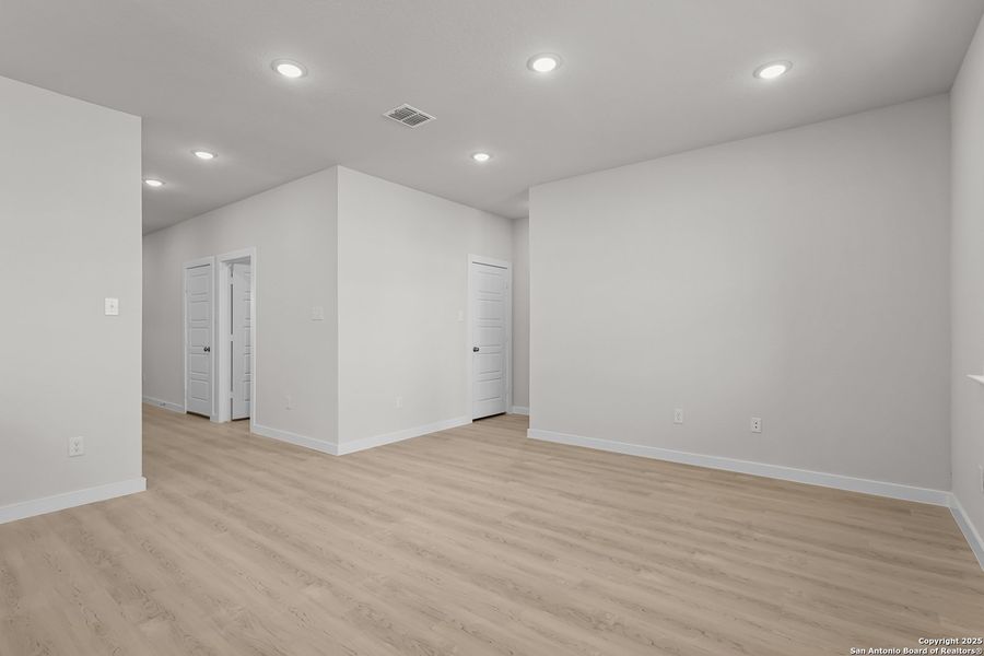 Spacious, unfurnished interior of a new home in Cinco Lakes, San Antonio (Image 13).